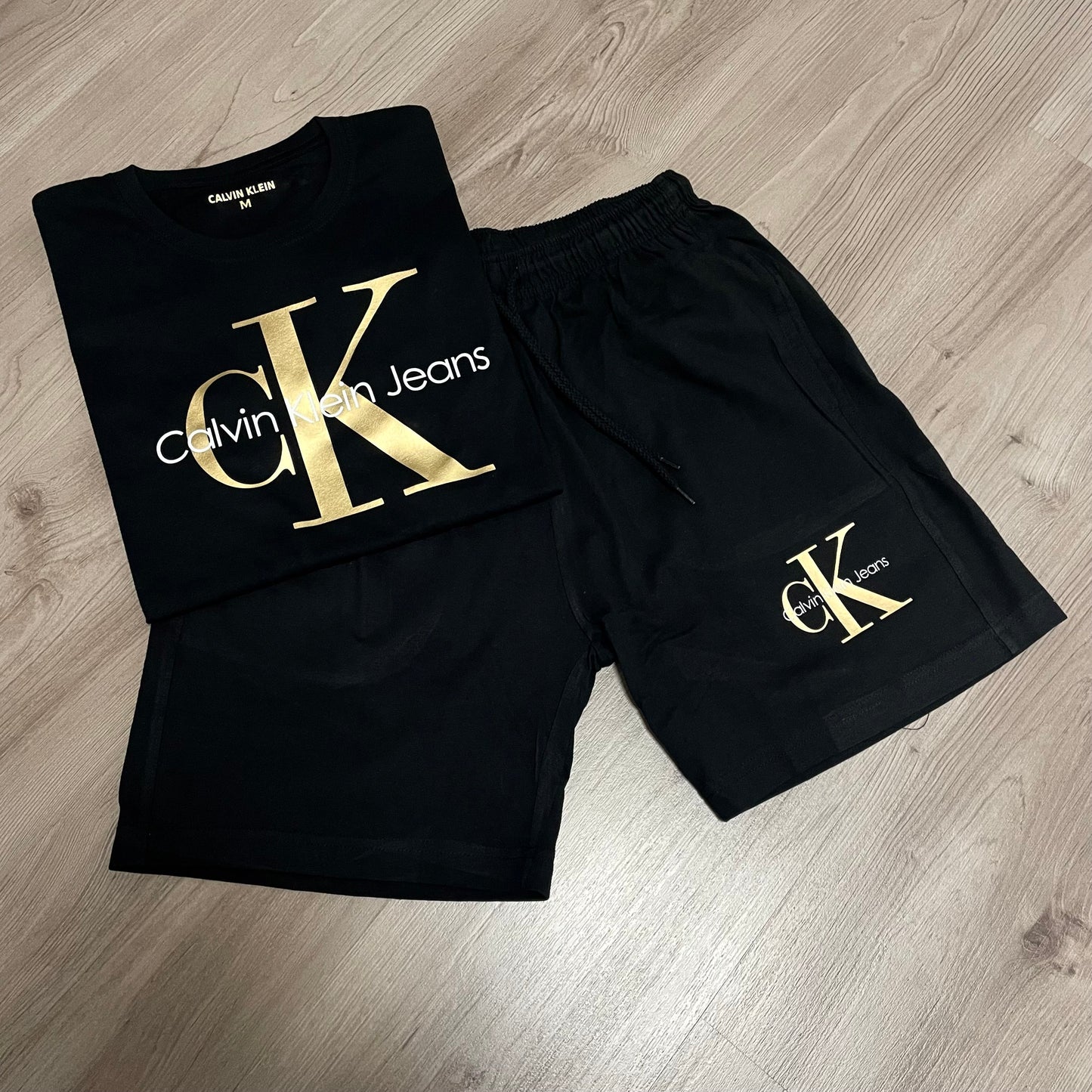 CONJUNTO CORTO CALVIN KLEIN JEANS MINUSCULA GOLD