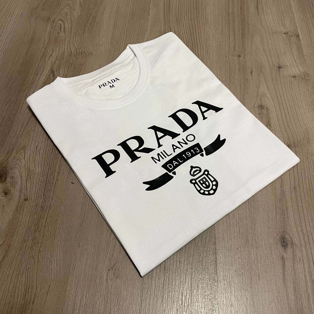 CAMISETA PRADA ESCUDO