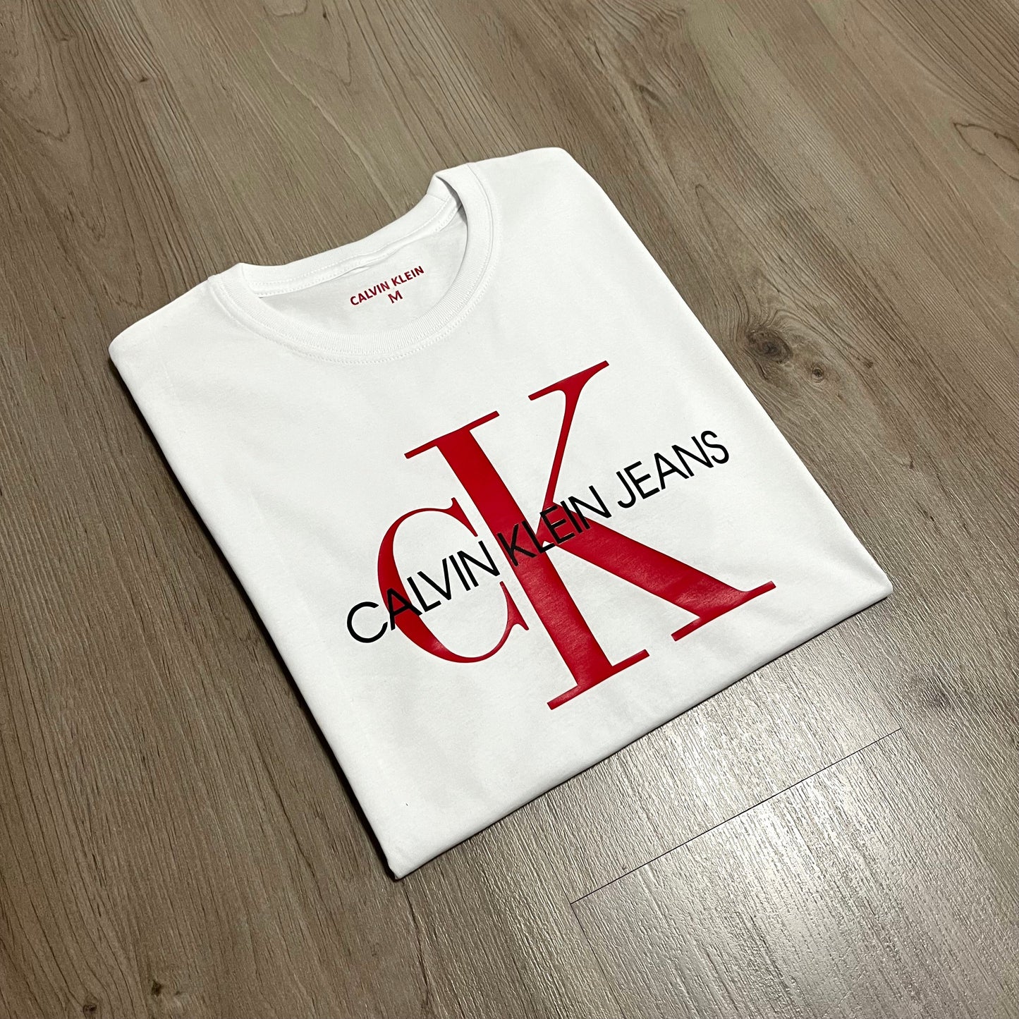 CAMISETA CALVIN KLEIN JEANS MAYUSCULA CK RED