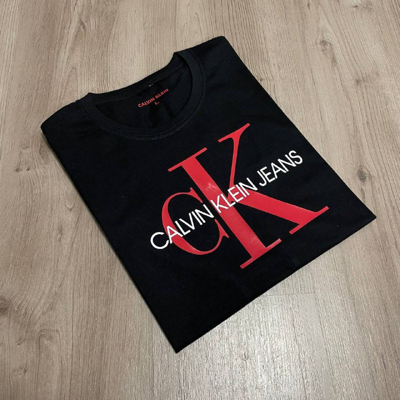 CAMISETA CALVIN KLEIN JEANS MAYUSCULA CK RED