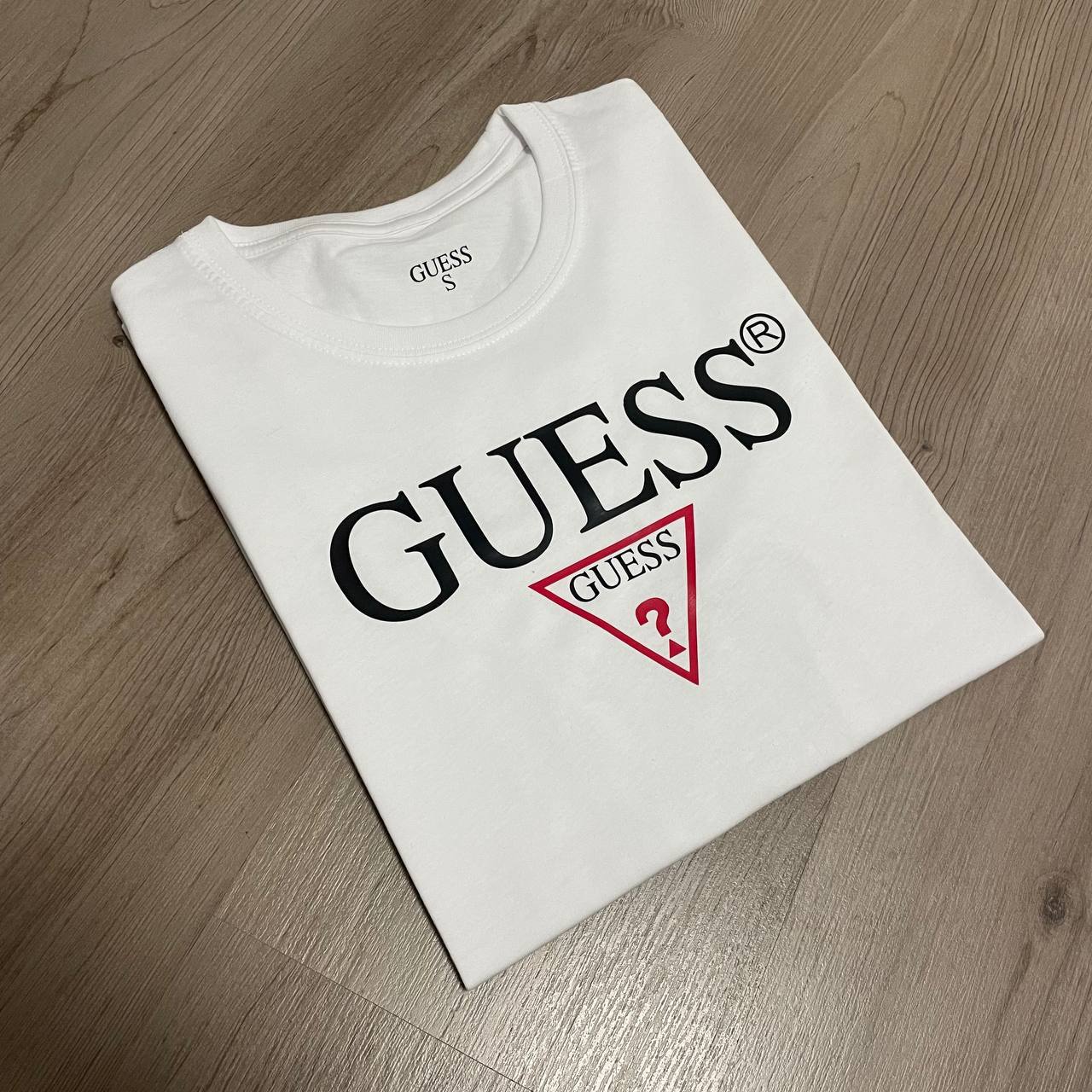 CAMISETA GUESS TRIANGULO PEQUEÑO