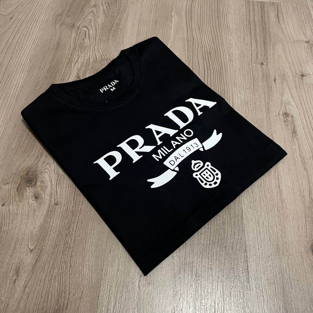 CAMISETA PRADA ESCUDO