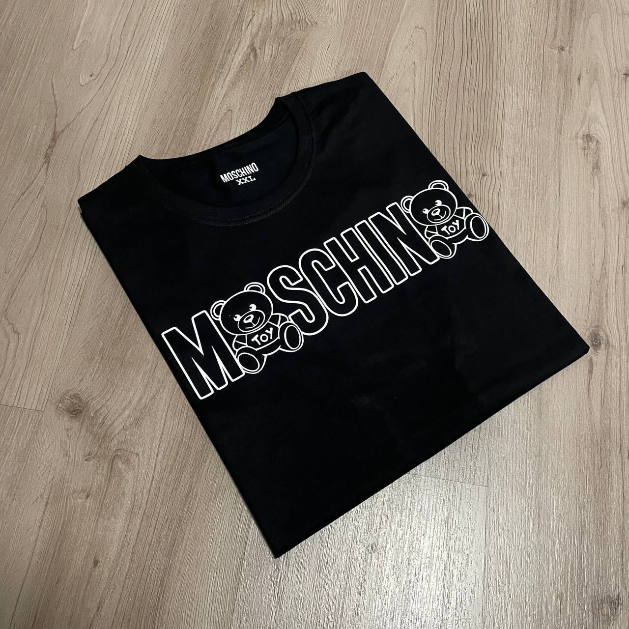 CAMISETA MOSCHINO LETRAS BORDES