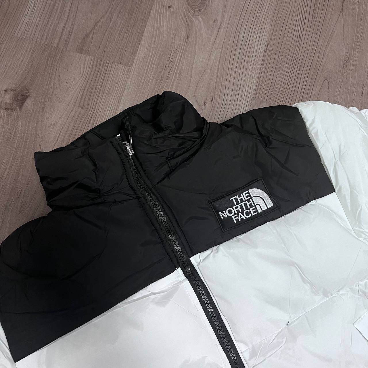 CHAQUETÓN ACOLCHADO BORDADO NORTH FACE WHITE BLACK