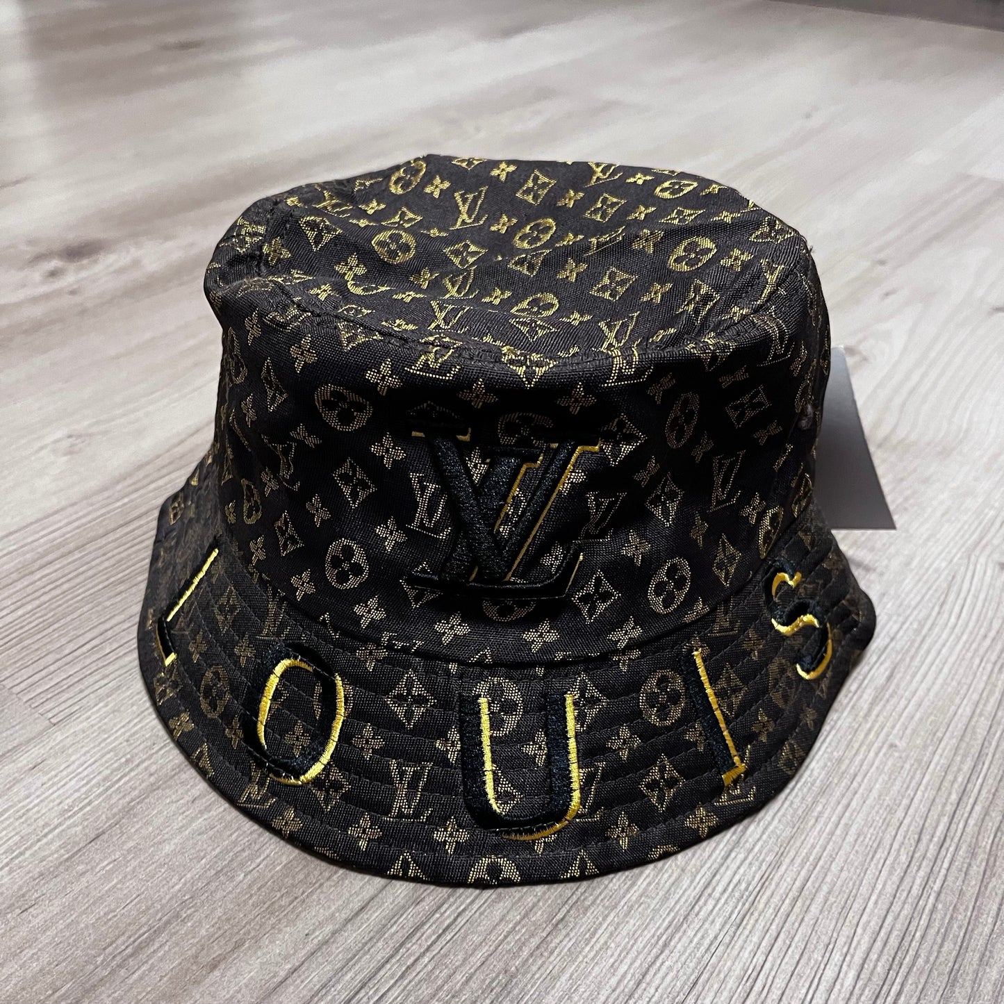 GORRO LV MARRON/NEGRO/DORADO