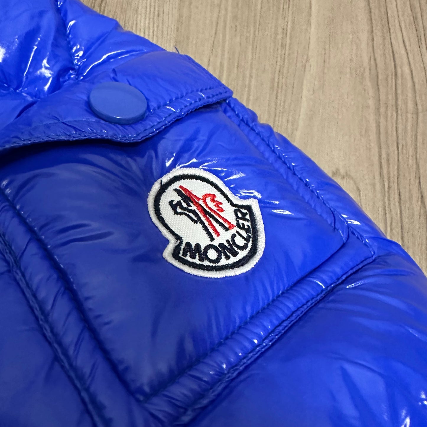 CHAQUETÓN ACOLCHADO MONCLER AZUL ELÉCTRICO