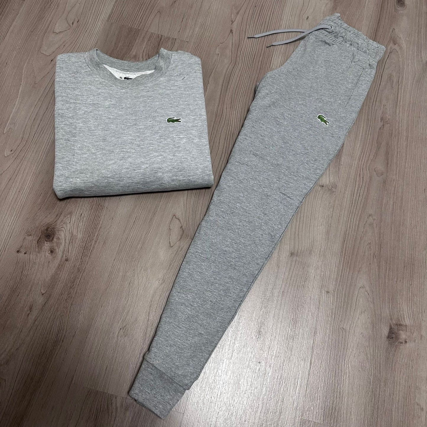 Conjunto LACOSTE CON PANTALÓN GRIS