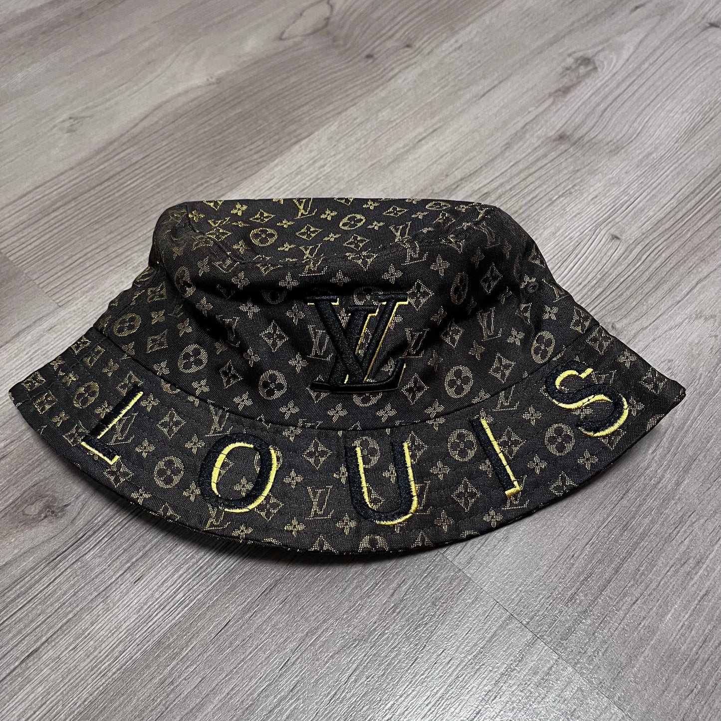GORRO LV MARRON/NEGRO/DORADO