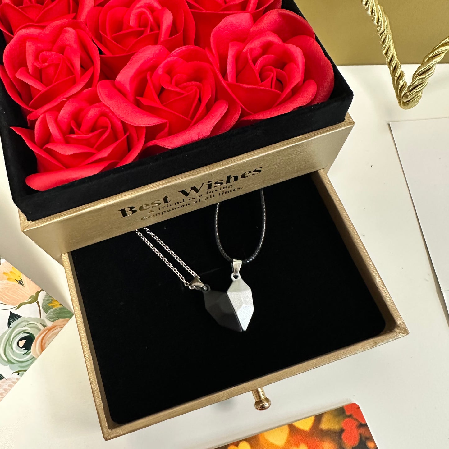 CAJA DE ROSAS ETERNAS CON COLLAR