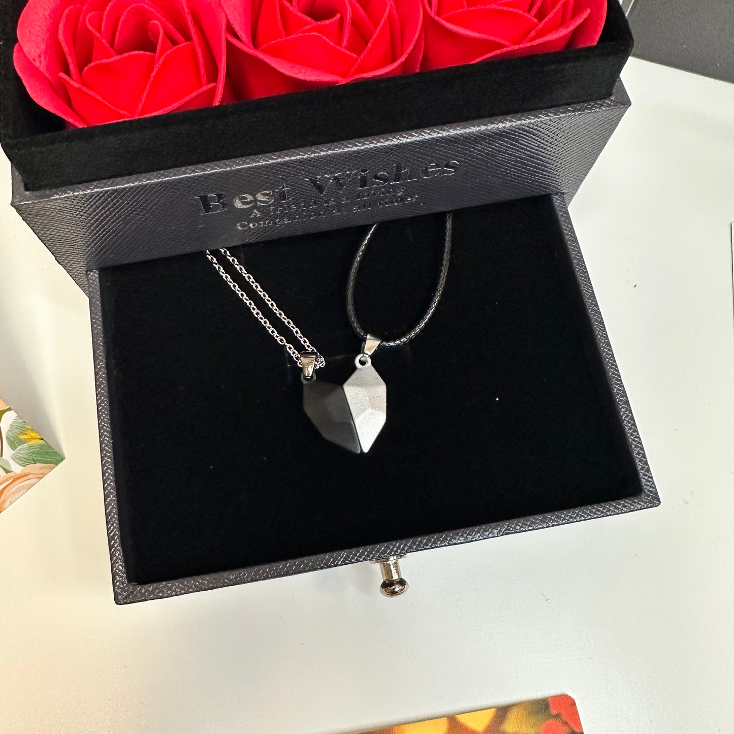 CAJA DE ROSAS ETERNAS CON COLLAR