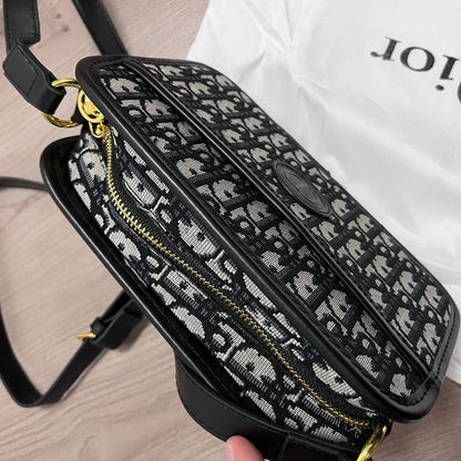 BOLSO DE CHICA DIOR MONOGRAMA