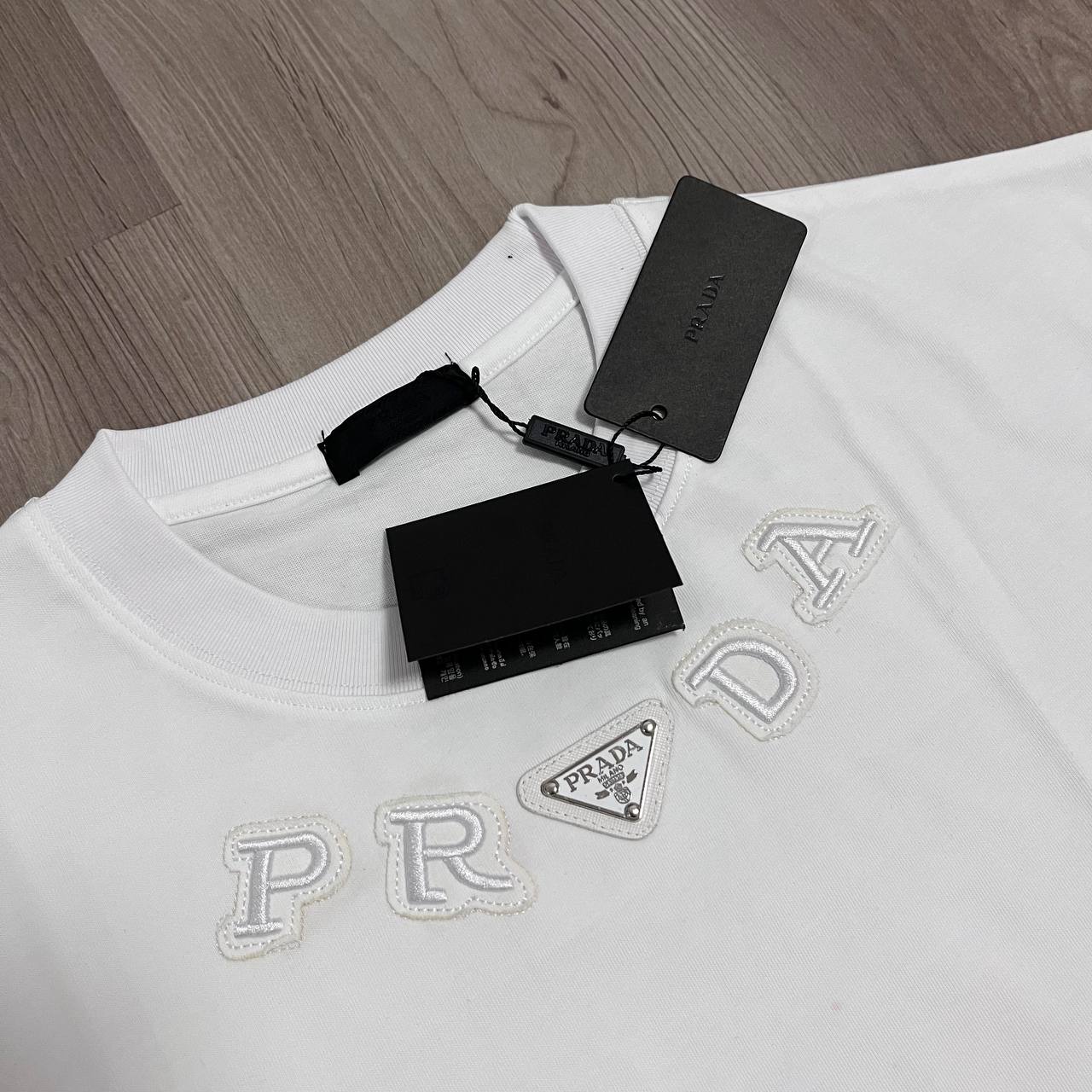 Camiseta OVERSIZE PRADA BORDADO BLANCA
