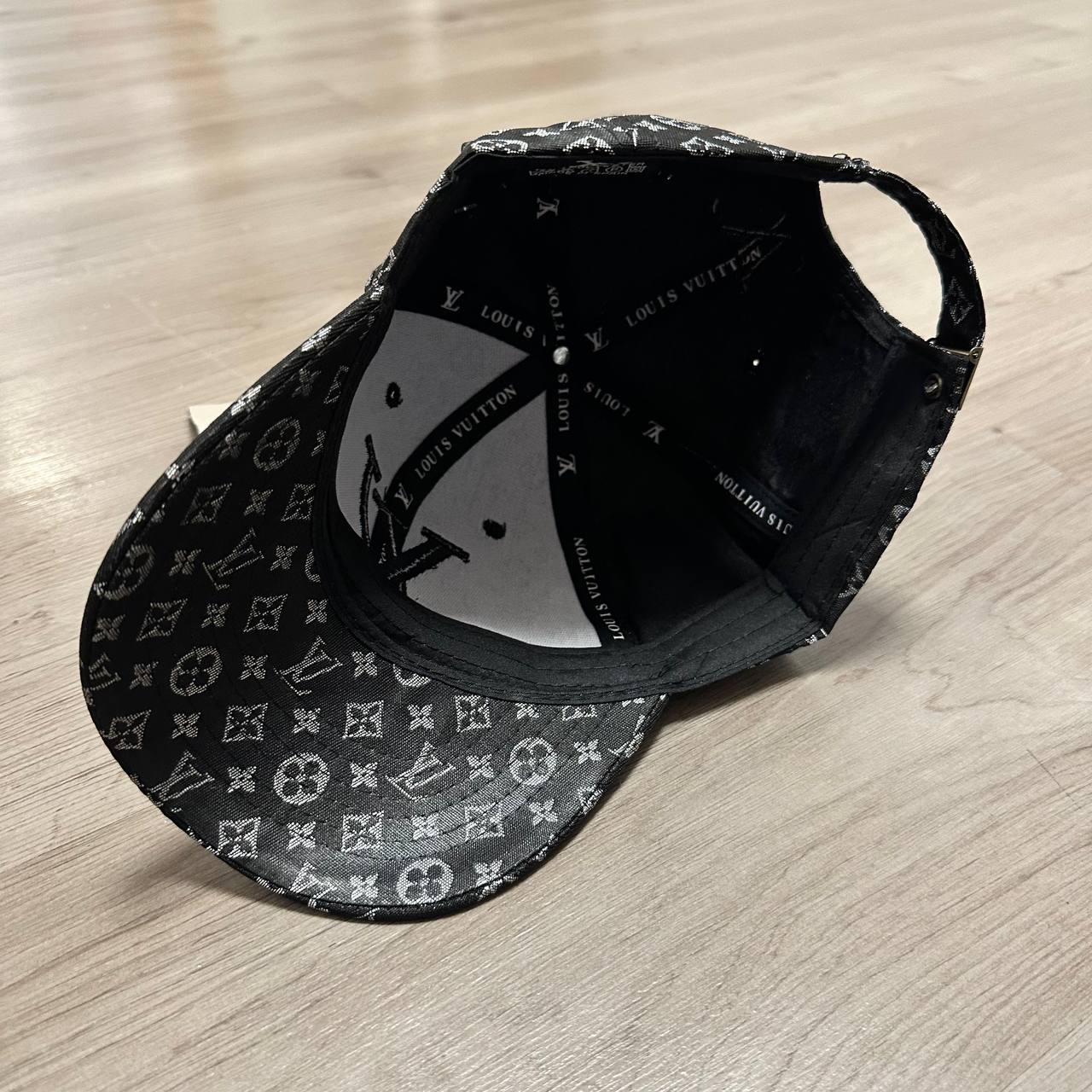 GORRA LOUIS VUITTON NEGRO/PLATEADO