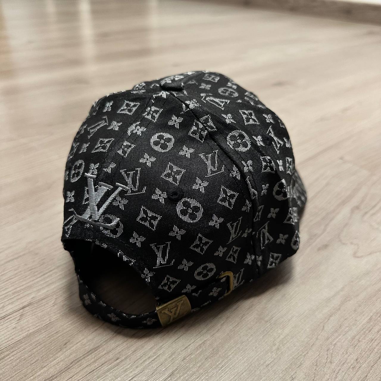 GORRA LOUIS VUITTON NEGRO/PLATEADO
