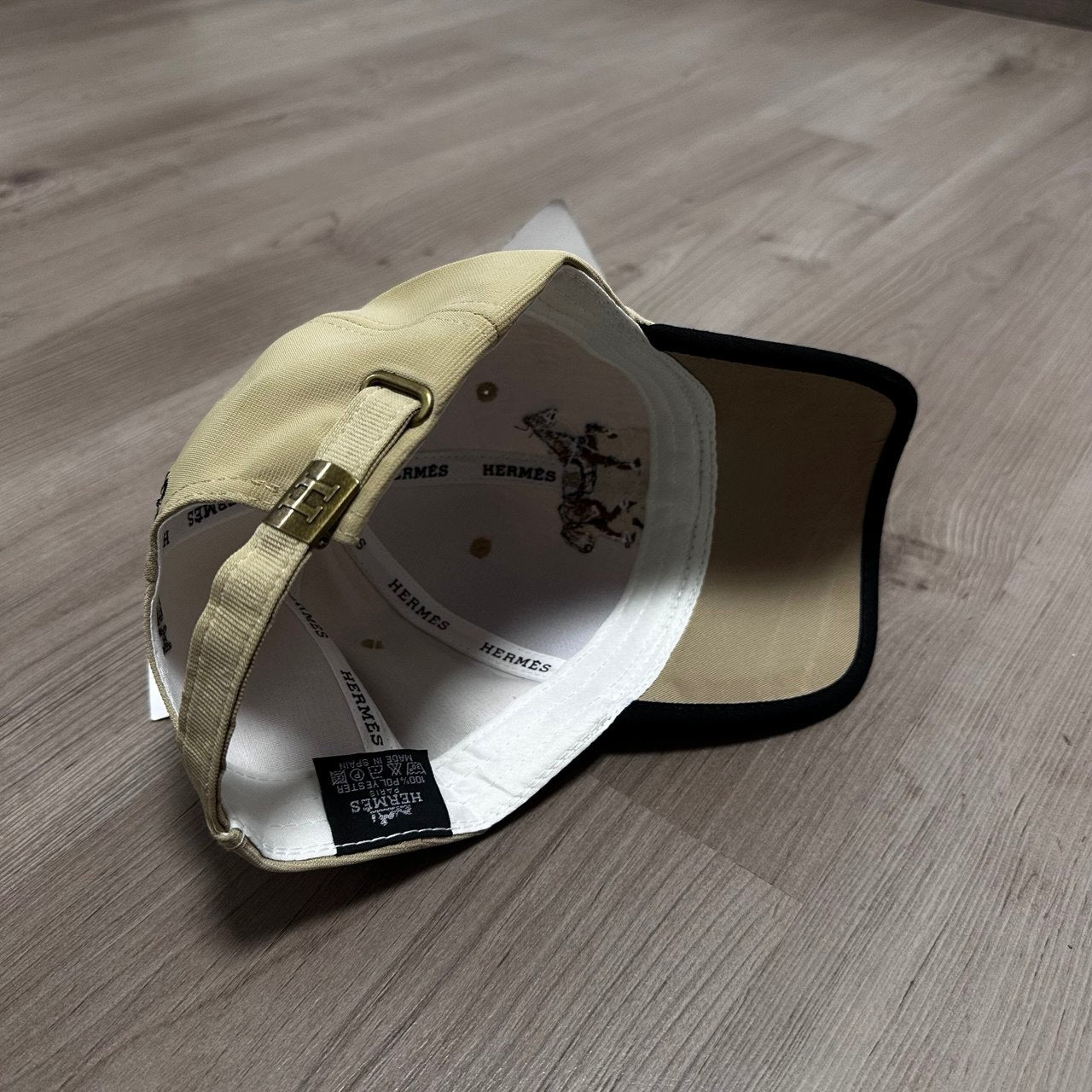 GORRA HERMES BEIGE/NEGRO